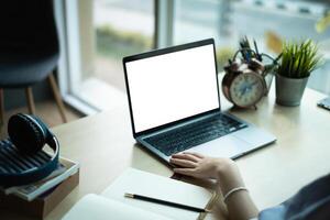 ein Mädchen trainieren Basic Kurs Übungen durch auf Laptop Vor online Klasse. Sozial Abstand halten.bleiben heim. Neu normal. covid-19 Coronavirus Konzept. foto