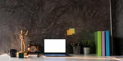 Laptop Computer und Büro Werkzeuge mit leer Bildschirm auf Tabelle mit Morgen Licht. foto