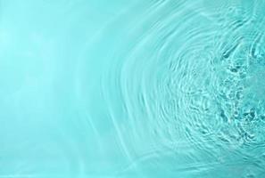 Textur von Spritzwasser auf blauem Hintergrund foto