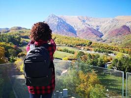 Tourist bewundert den Vettore-Berg im Herbst im Sibillini-Park foto