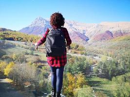 Tourist bewundert den Vettore-Berg im Herbst im Sibillini-Park foto