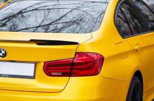 Kiew. Ukraine. April 2024. Gelb BMW Auto Nahansicht. LED Schwanz Licht Birne von ein Wagen. das Rückseite Licht foto