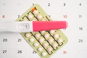 Schwangerschaft Prüfung und Geburt Steuerung Pillen, Empfängnisverhütung Gesundheit und Medizin. foto