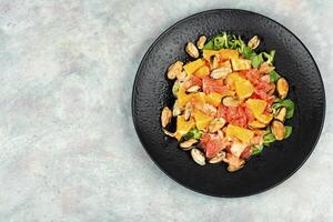 Salat mit Orange und Miesmuscheln. foto