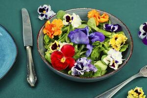 Salat gemacht nur von essbar Blumen. foto