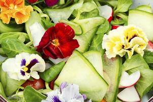 Vegetarier Gemüse Salat mit Blumen. foto