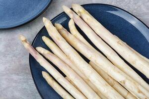 bündeln von Weiß Spargel. foto