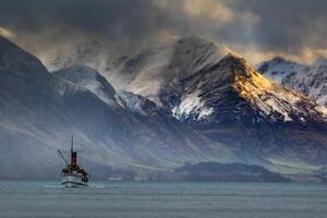 alt kreuzen Boot Segeln beim Wakatipu See Südland Neu Neuseeland einer von die meisten Beliebt Reisen Ziel foto