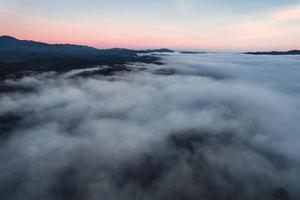 Fliegen über den Wolken Sonnenaufgang und Nebel foto