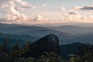 malerische Aussicht auf die Berge gegen den Himmel bei Sonnenuntergang foto