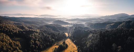 Luftaufnahme des goldenen Reisterrassenfeldes am Morgen foto