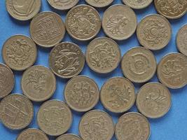 Pfundmünzen, Großbritannien über Blau foto