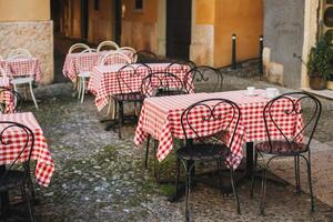 leeren Cafe auf ein Straße im alt Stadt, Verona, Italien. foto