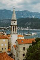 tolle Aussicht von Budva alt Stadt, Dorf und das Meer. Reise Ziel im Montenegro. foto