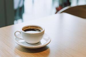 Tasse von schwarz Kaffee auf ein Tabelle im ein Cafe. foto