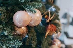 Fichte Geäst mit Weihnachten Ornamente und Beleuchtung. foto