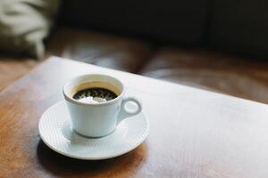 Tasse von schwarz Kaffee auf ein Tabelle im ein Cafe. selektiv Fokus. foto