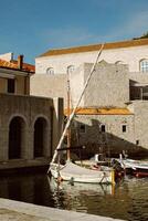 tolle Aussicht von Dubrovnik und das Boot im ein Yachthafen auf ein sonnig Tag. foto