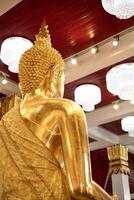 hinter von golden Buddha Statue. foto