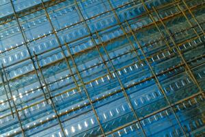 industriell Fotografie. Konstruktion funktioniert. texturiert Hintergrund von Drahtgitter Eingerichtet auf oben von das Metall Deck. Installation von Draht Gittergewebe auf das Metall Deck Vor Gießen das Boden. Bandung, Indonesien foto