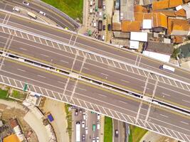 Vogel Auge Aussicht von cileuni Autobahn Überführung, Autobahn über das cileuni Überschneidung, Bandung, Westen Java Indonesien, Asien. Transport Industrie. über. Intercity Straße Zugang. Schuss von ein Drohne foto