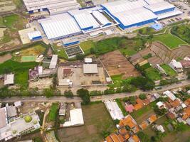 Snack Fabrik auf das Stadtrand von Stadt. Antenne Aussicht von Fabrik im Berg Schlucht, bandung - - Indonesien. Essen Industrie. über. Antenne Landschaften. Schuss von ein Drohne. foto