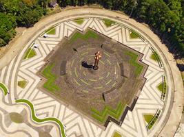 bandung Meer von Feuer Monument im Abonnieren Park, bandung - - Indonesien. oben Aussicht National Monument, Indonesien, Asien. Antenne Sicht. Drohne Fotografie. Schuss von ein Drohne fliegend 100 Meter hoch foto