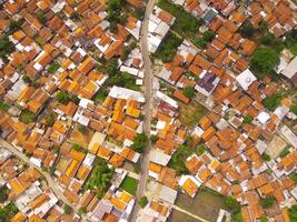 Antenne Aussicht von höchst besiedelt Bereich im bandung Stadt, Hauptstadt von Westen Java Provinz, Indonesien. einer von das die meisten dicht besiedelt Wohn Bezirke im Asien.Aufnahme von ein Drohne fliegend 200 Meter hoch foto