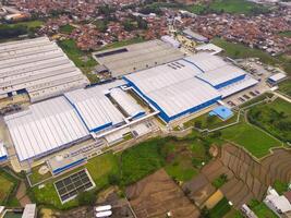 Snack Fabrik auf das Stadtrand von Stadt. Antenne Aussicht von Fabrik im Berg Schlucht, bandung - - Indonesien. Essen Industrie. über. Antenne Landschaften. Schuss von ein Drohne. foto