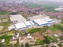 Snack Fabrik auf das Stadtrand von Stadt. Antenne Aussicht von Fabrik im Berg Schlucht, bandung - - Indonesien. Essen Industrie. über. Antenne Landschaften. Schuss von ein Drohne. foto