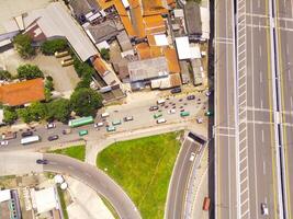 Vogel Auge Aussicht von cileuni Autobahn Überführung, Autobahn über das cileuni Überschneidung, Bandung, Westen Java Indonesien, Asien. Transport Industrie. über. Intercity Straße Zugang. Schuss von ein Drohne foto