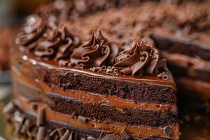 ein hervorragend Schokolade Kuchen mit Reich Ganache und Schichten von Schokolade Krümel. foto