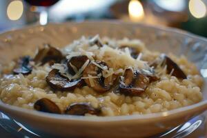 ein herrlich Schüssel von cremig Risotto mit Pilze und Parmesan Käse foto