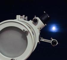 astronomisches Teleskop mit Blick in den Himmel foto
