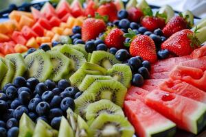 ein bunt Obst Teller mit Wassermelone, Kiwi, Erdbeeren und Blaubeeren. foto