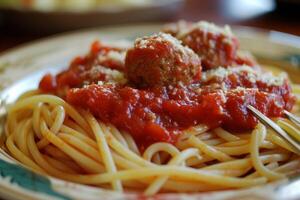 Spaghetti gekrönt mit Reich Tomate Soße und Fleischklößchen foto