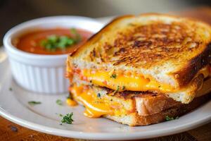 warm gegrillt Käse Sandwich mit geschmolzen Cheddar und Tomate Suppe foto