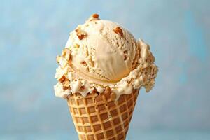 ein Scoop von cremig und nussig Haselnuss Eis im ein Zucker Kegel foto