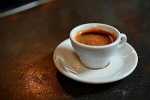 klassisch Espresso Schuss im ein Weiß Tasse foto