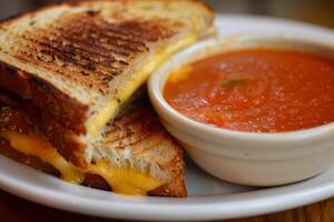 warm gegrillt Käse Sandwich mit geschmolzen Cheddar und Tomate Suppe foto