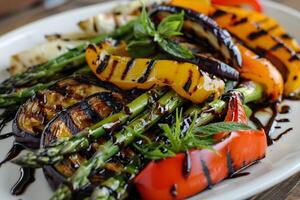 gegrillt Gemüse umfassen Spargel, Aubergine, und Glocke Pfeffer, gekrönt mit ein Balsamico Glasur. foto