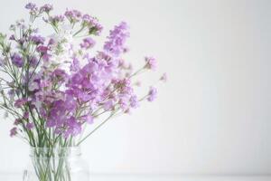 schön vereinbart worden statice und Caspia Blumen im ein Vase. auf ein Weiß Hintergrund foto