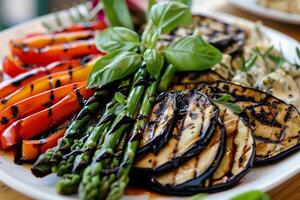 gegrillt Gemüse umfassen Spargel, Aubergine, und Glocke Pfeffer, gekrönt mit ein Balsamico Glasur. foto