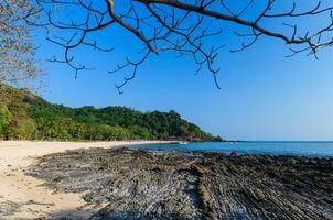 Landschaft von farang Strand oder Charlie Strand, Dort sind viele Felsen auf das sandig Strand. trang Thailand foto