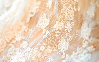 schließen oben Textur von elegant Stickerei auf Hochzeit Kleid. foto