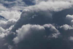 Wolkenlandschaft Landschaft, bedeckt Wetter über dunkel Blau Himmel. Sturm Wolken schwebend im ein regnerisch Stumpf Tag mit natürlich Licht. Weiß und grau szenisch Umgebung Hintergrund. Natur Sicht. foto