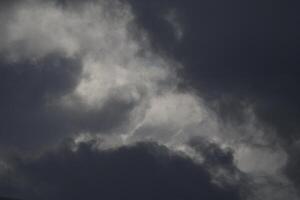 Wolkenlandschaft Landschaft, bedeckt Wetter über dunkel Blau Himmel. Sturm Wolken schwebend im ein regnerisch Stumpf Tag mit natürlich Licht. Weiß und grau szenisch Umgebung Hintergrund. Natur Sicht. foto