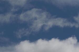 Wolkenlandschaft Landschaft, bedeckt Wetter über dunkel Blau Himmel. Sturm Wolken schwebend im ein regnerisch Stumpf Tag mit natürlich Licht. Weiß und grau szenisch Umgebung Hintergrund. Natur Sicht. foto