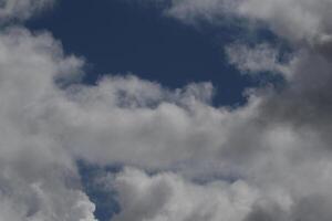 Wolkenlandschaft Landschaft, bedeckt Wetter über dunkel Blau Himmel. Sturm Wolken schwebend im ein regnerisch Stumpf Tag mit natürlich Licht. Weiß und grau szenisch Umgebung Hintergrund. Natur Sicht. foto