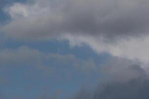 Wolkenlandschaft Landschaft, bedeckt Wetter über dunkel Blau Himmel. Sturm Wolken schwebend im ein regnerisch Stumpf Tag mit natürlich Licht. Weiß und grau szenisch Umgebung Hintergrund. Natur Sicht. foto